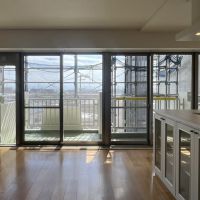 神戸市東灘区岡本の賃貸物件/窓の向こうに街並み。