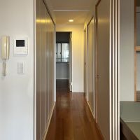 神戸市東灘区岡本の賃貸物件/居室へと続く廊下。壁面には収納がずらりと並んでいます。
