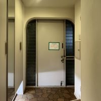 神戸市東灘区岡本の賃貸物件/玄関ドアがアール間口。レトロな雰囲気が残っています。