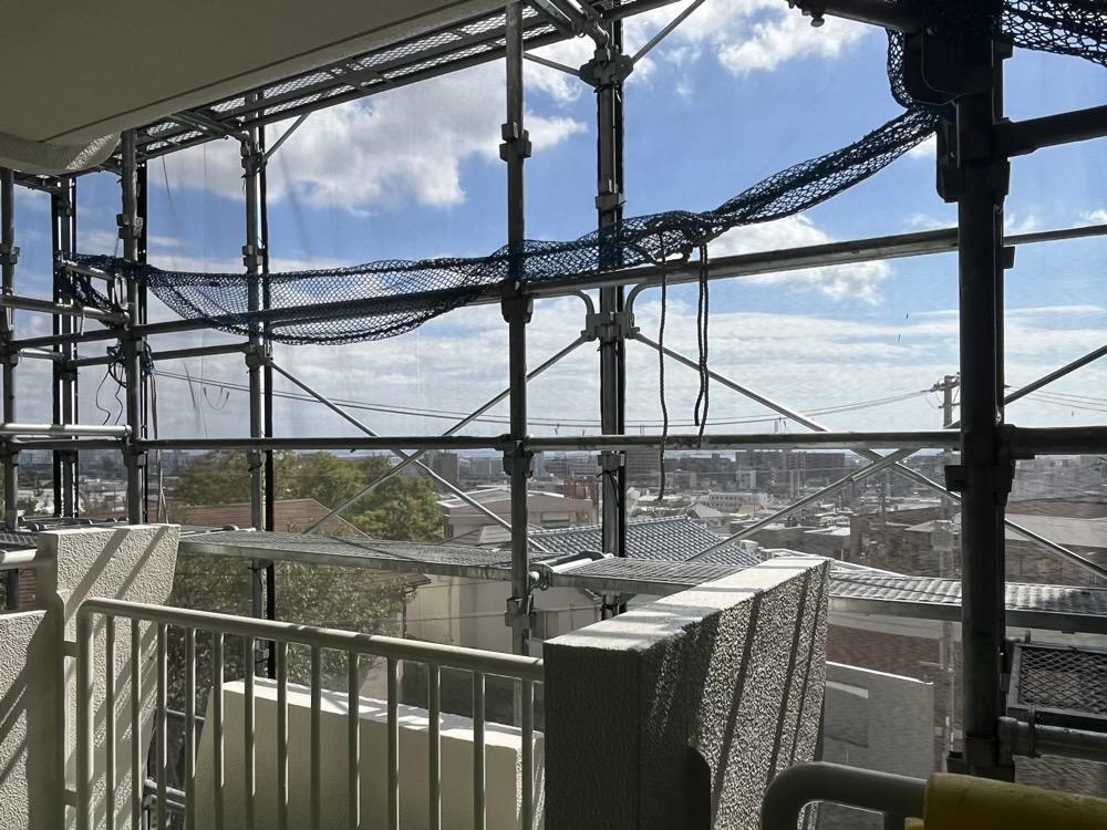 神戸市東灘区岡本の賃貸物件/足場越しですが、街並みの向こうまで視線が抜けていきます。（工事中なのが惜しい！）