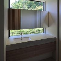 神戸市垂水区舞子坂の売買物件/ミラーの上下を窓にして、朝の身支度中も外の緑を感じられます。