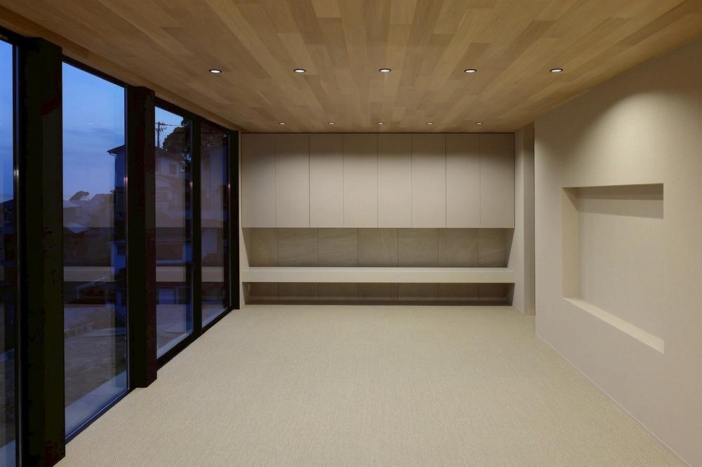 神戸市垂水区舞子坂の売買物件/天然木の天井と大開口の窓。外の庭まで含めて、ひとつの大きな空間として感じられます。