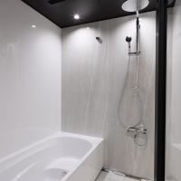 神戸市垂水区舞子坂の売買物件/大きな天井シャワーが印象的な、ホテルライクなバスルーム。