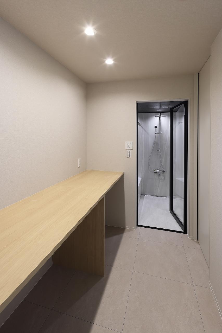 神戸市垂水区舞子坂の売買物件/玄関から洗面、バスルーム、パントリーへ。実際に歩いてみると、動線がよく考えられていることが分かります。