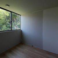 神戸市垂水区舞子坂の売買物件/緑が望める2階の洋室。