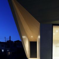 神戸市垂水区舞子坂の売買物件/大きく張り出した屋根がつくる、光に包まれたアプローチ。