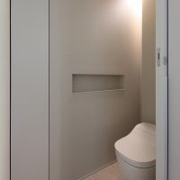 神戸市垂水区舞子坂の売買物件/壁面のニッチとグレーの配色が効いたトイレ。