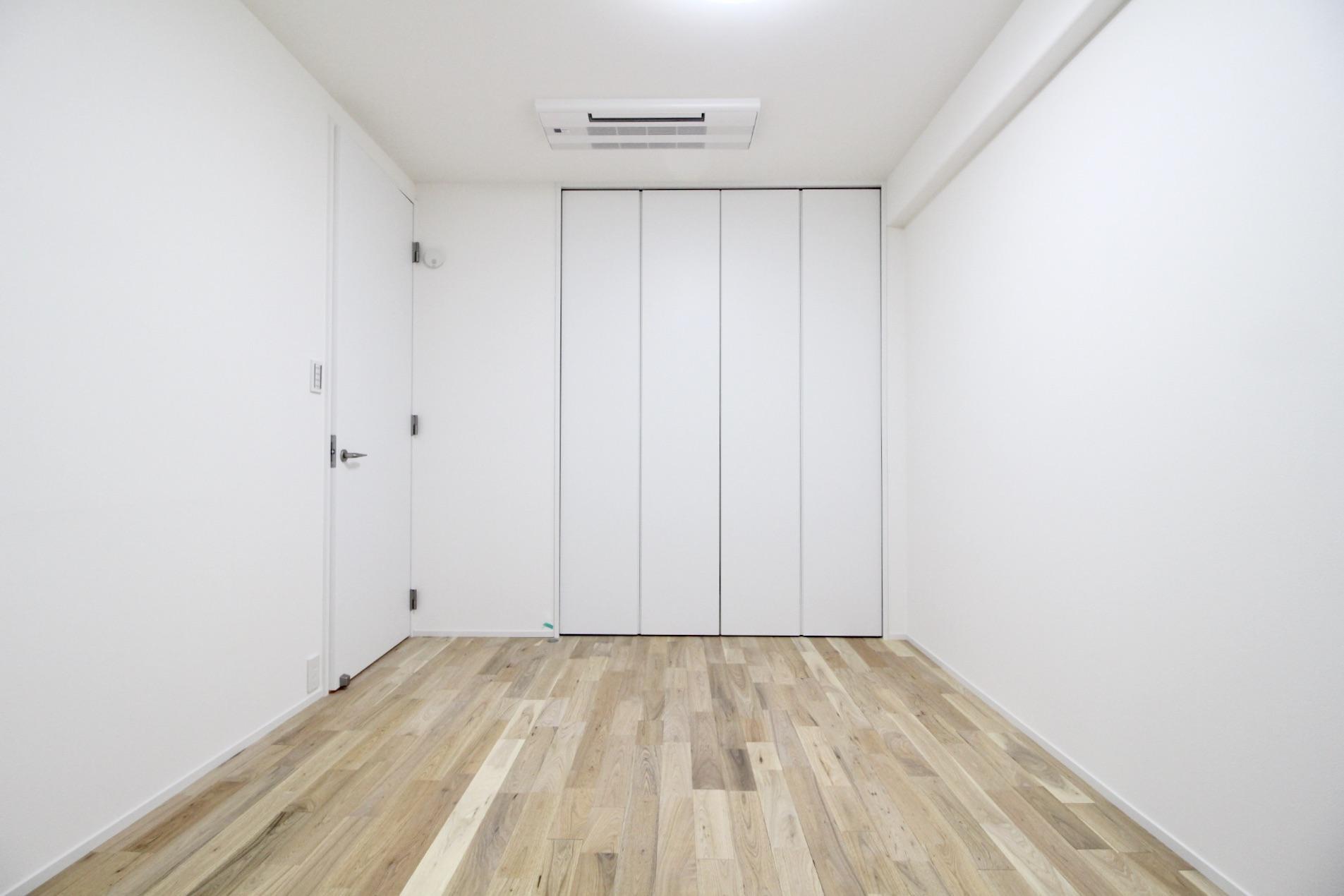 西宮市老松町の賃貸物件/塗装仕上げのようなクロスにマットな質感の建具