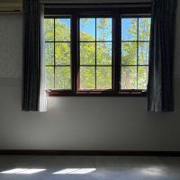 神戸市東灘区鴨子ヶ原の売買物件/木建具の窓から光