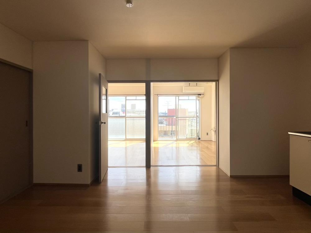 尼崎市南武庫之荘の賃貸物件/リビングまで光が届く、明るい室内（502号室）