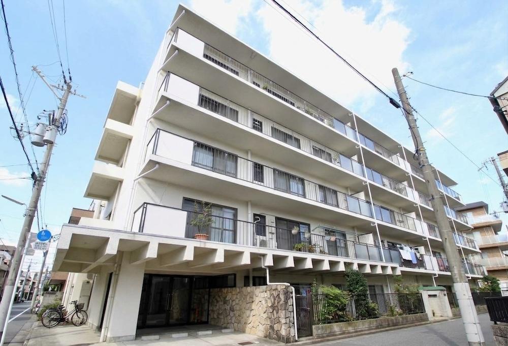 神戸市灘区赤松町の売買物件/時代を重ねた建物の、堂々たる佇まい。
