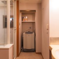西宮市鷲林寺南町の賃貸物件/洗面、トイレ、脱衣所は一体で、浴室はガラス張り