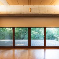 西宮市鷲林寺南町の賃貸物件/なんと開口部と同じ大きさのスクリーンが降りてきます