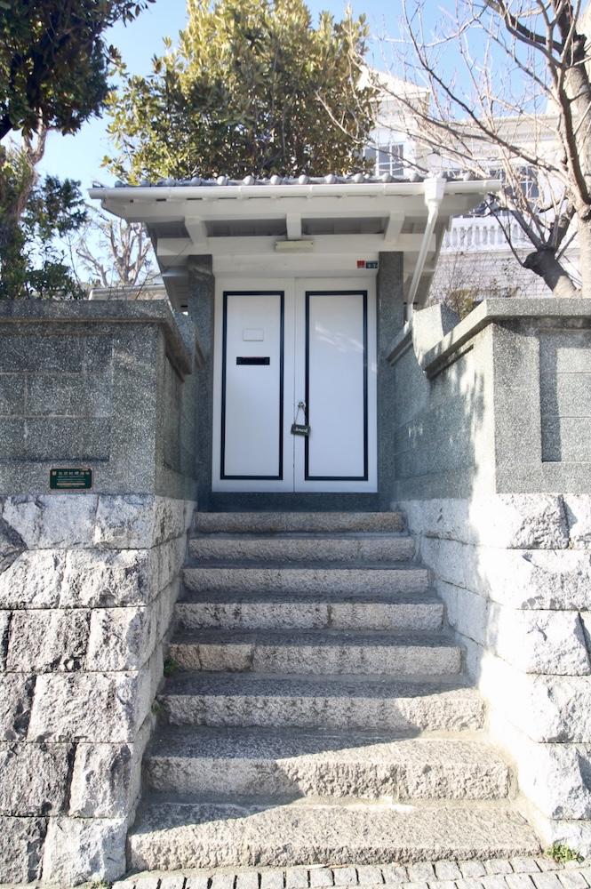神戸市中央区北野町の賃貸物件/館へと誘う、石積みのアプローチ。