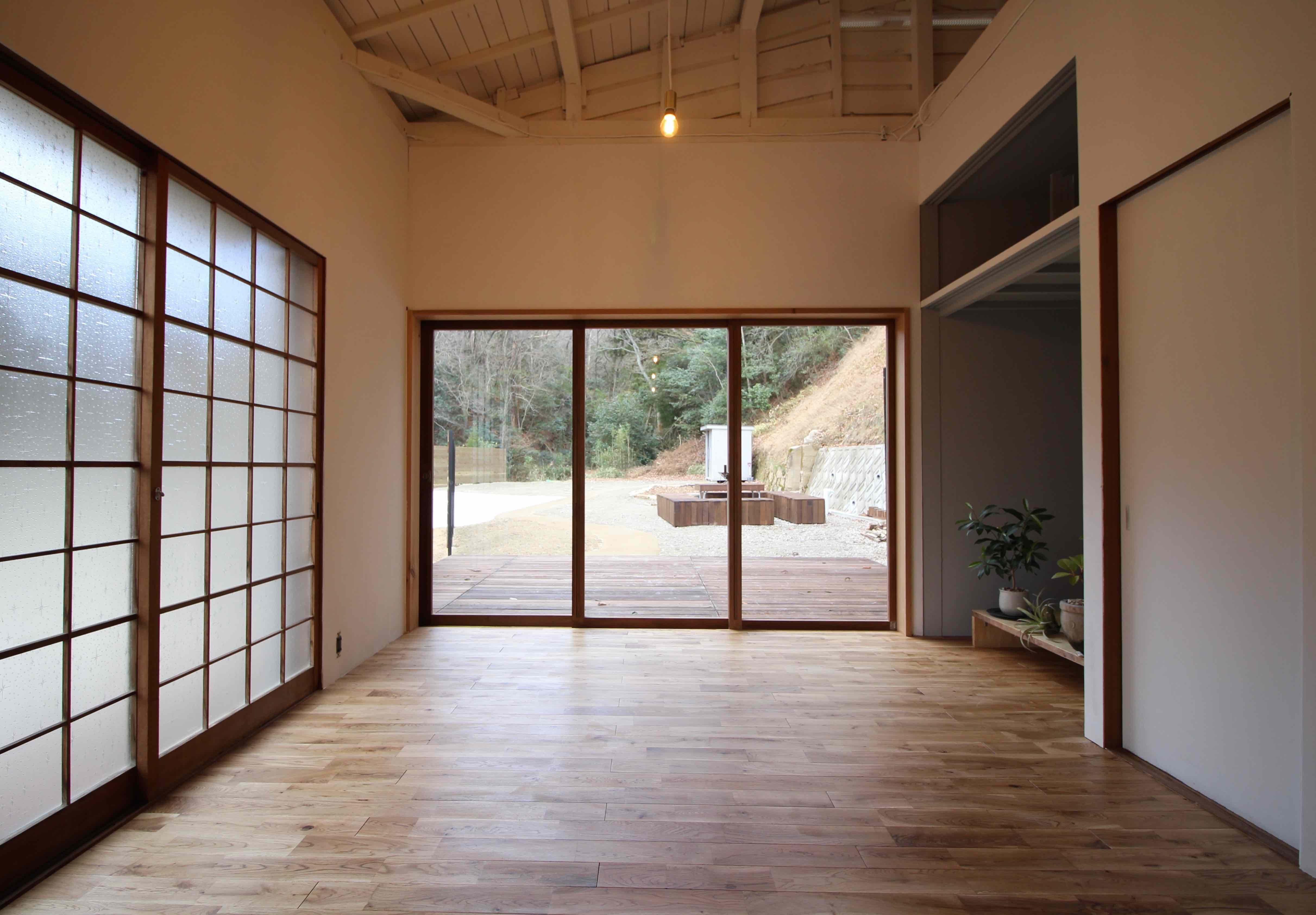 神戸市北区有馬町の賃貸物件/室内から山の緑を望む