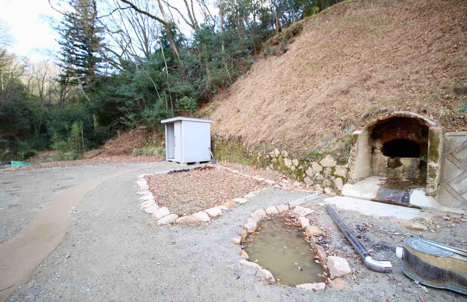 神戸市北区有馬町の賃貸物件/趣のある煉瓦造の横井戸に小さな池も