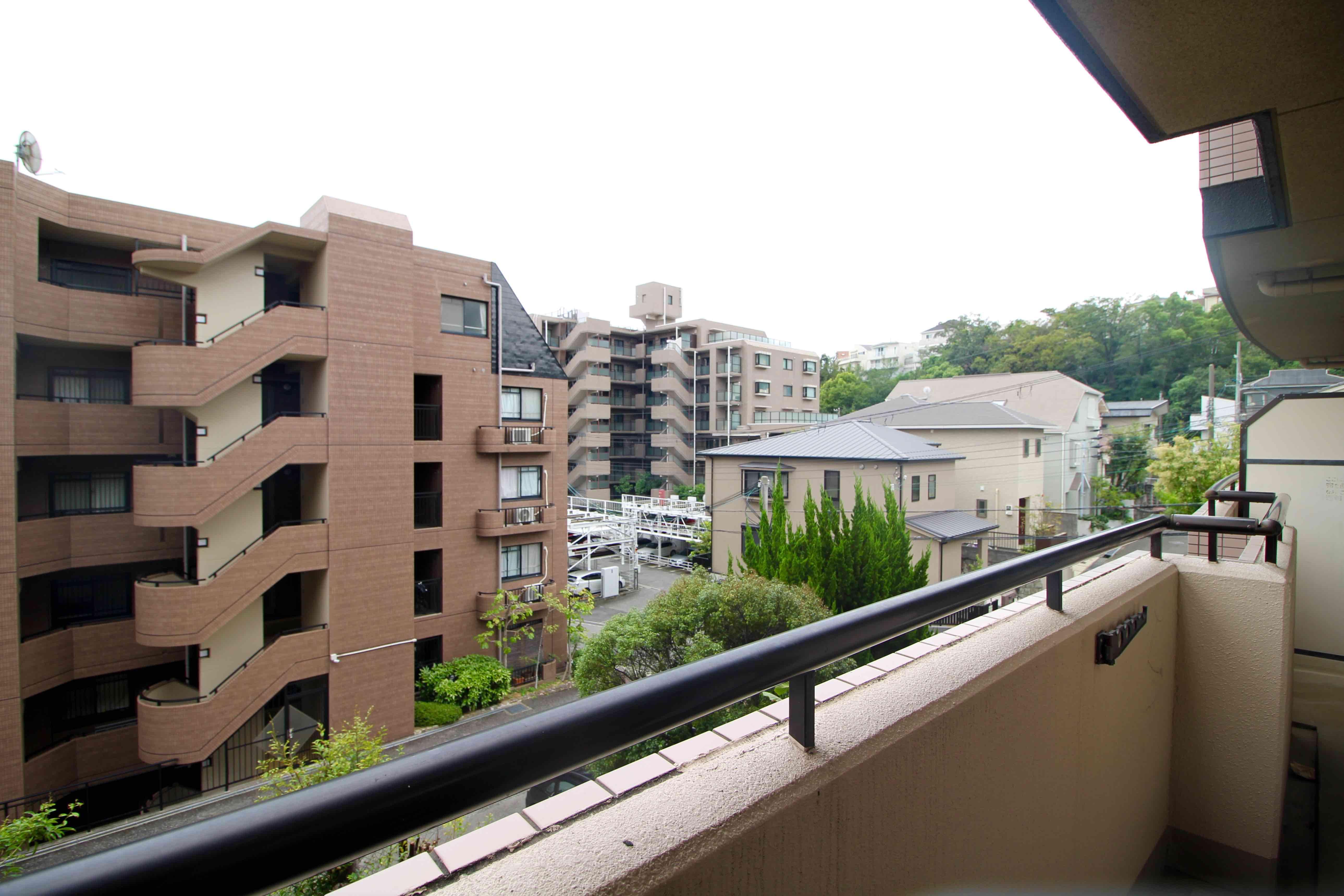 西宮市老松町の賃貸物件/バルコニーから緑
