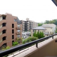 西宮市老松町の賃貸物件/バルコニーから緑