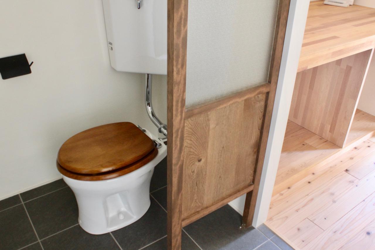 神戸市東灘区森南町の賃貸物件/トイレのフタが木製ってのがいい