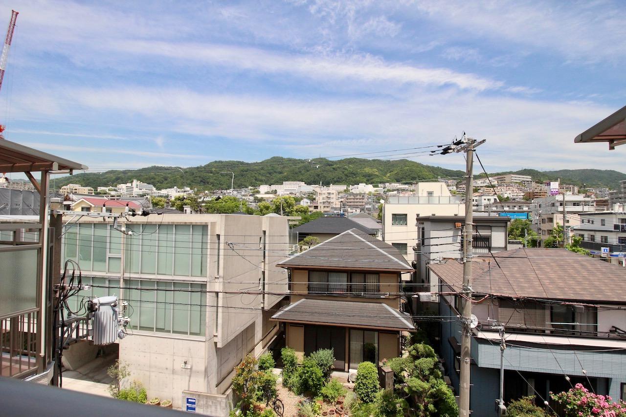 神戸市東灘区森南町の賃貸物件/玄関出ると六甲山