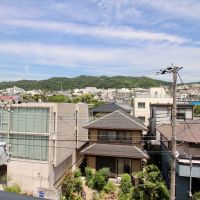 神戸市東灘区森南町の賃貸物件/玄関出ると六甲山
