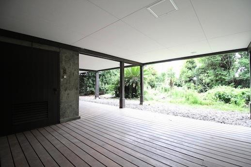 宝塚市野上の売買物件/手前に建物下の倉庫。ウッドデッキから庭へと続く