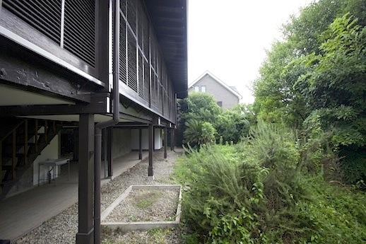 宝塚市野上の売買物件/ハーブの庭と浮かぶ建物