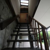 宝塚市野上の売買物件/抜け感のある階段スペース