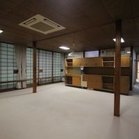 宝塚市野上の売買物件/LDK。オリジナルの食器棚が緩やかに空間を仕切る