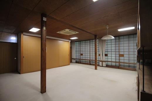 宝塚市野上の売買物件/LDKを反対側から。ズラリ並ぶ障子がインパクト大
