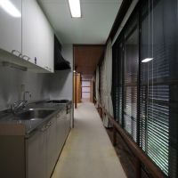 宝塚市野上の売買物件/キッチン。背後は一面庭が広がる