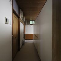 宝塚市野上の売買物件/玄関扉を開けるとこんな感じで食器棚がLDKを仕切っている