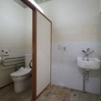 宝塚市野上の売買物件/脱衣場とトイレ。半透明の天井が明るさを演出
