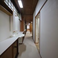 宝塚市野上の売買物件/北側廊下にはローキャビネットがズラリ並ぶ。その一部に洗面台も