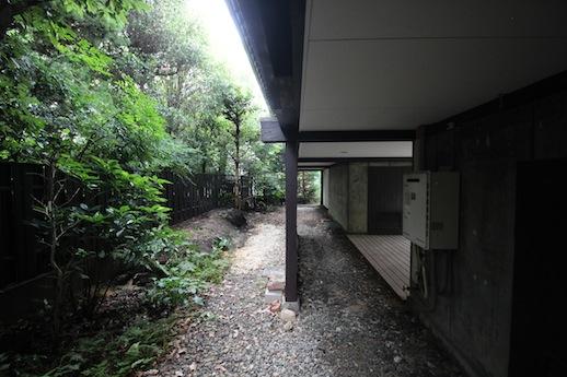 宝塚市野上の売買物件/北側の庭。建物下はかなり広い