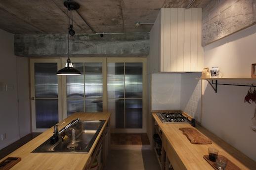芦屋市東芦屋町の賃貸物件/家具のようにしつらえられたオーダーキッチン