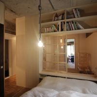 芦屋市東芦屋町の賃貸物件/家具の狭間で寝ているような北側の洋室。本や雑誌に囲まれて眠りたい
