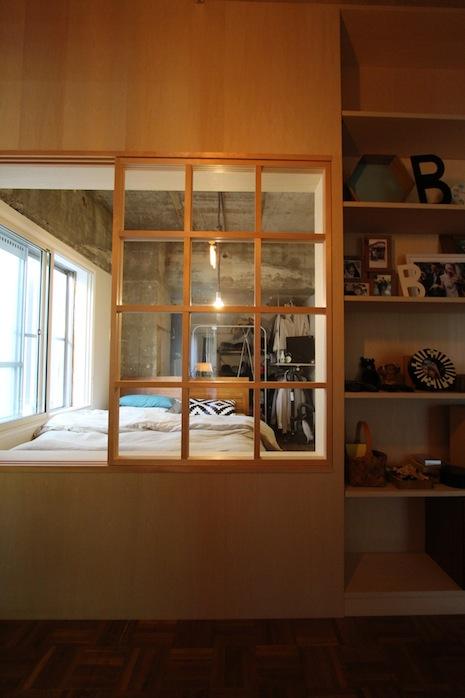 芦屋市東芦屋町の賃貸物件/格子窓でつながる洋室二部屋。お気に入りの雑貨や本で棚をデコレーションしたい