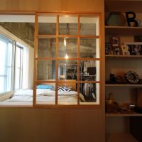 芦屋市東芦屋町の賃貸物件/格子窓でつながる洋室二部屋。お気に入りの雑貨や本で棚をデコレーションしたい