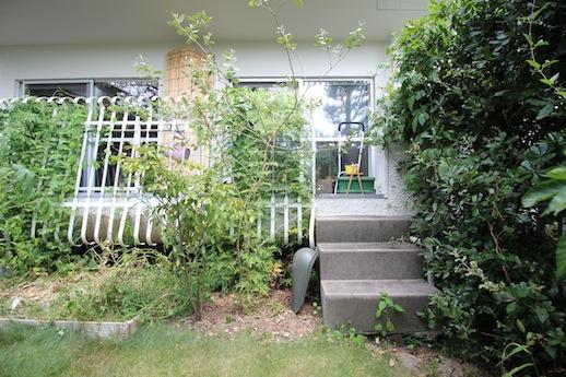 芦屋市東芦屋町の賃貸物件/小さな階段と白の鉄格子が好き。プランターボックスには何を植えようか！？