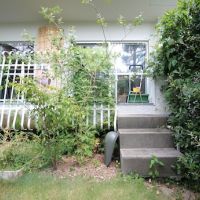 芦屋市東芦屋町の賃貸物件/小さな階段と白の鉄格子が好き。プランターボックスには何を植えようか！？