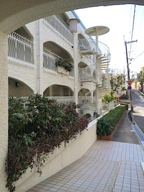 芦屋市東芦屋町の賃貸物件/アプローチ。アーチやワサワサ緑に気分もあがる