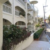 芦屋市東芦屋町の賃貸物件/アプローチ。アーチやワサワサ緑に気分もあがる