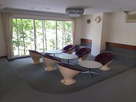 芦屋市東芦屋町の賃貸物件/共用部の家具もレトロで素敵