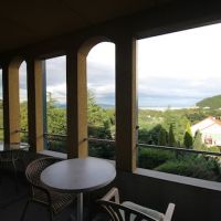 西宮市湯元町の賃貸物件/2階客室テラス。甲山から市街地、さらに海とその向こうまで見下ろす。