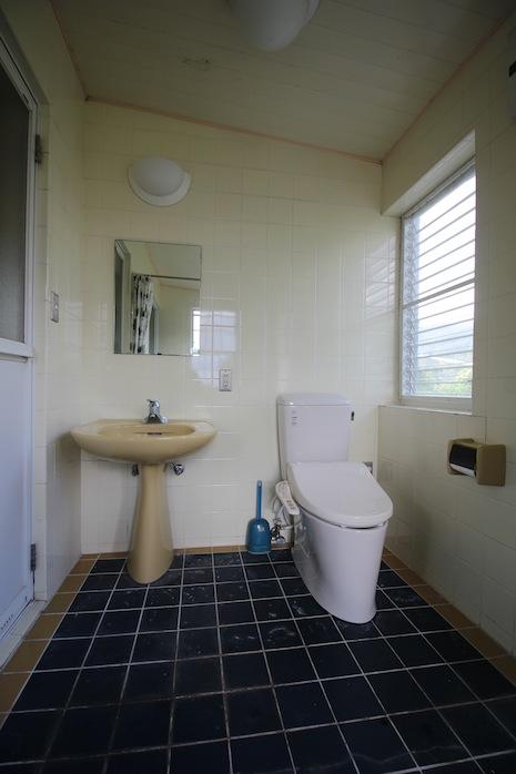西宮市湯元町の賃貸物件/外国式のバス・トイレ一体型。