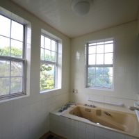 西宮市湯元町の賃貸物件/明るいシェア浴室。