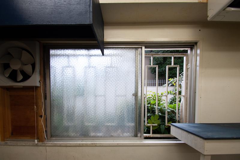 神戸市中央区山本通の賃貸物件/花壇の緑がちらり