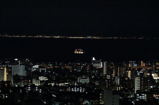 神戸市長田区高取山町の売買物件/夜は大阪湾に浮かぶ船や対岸の明かりが灯る