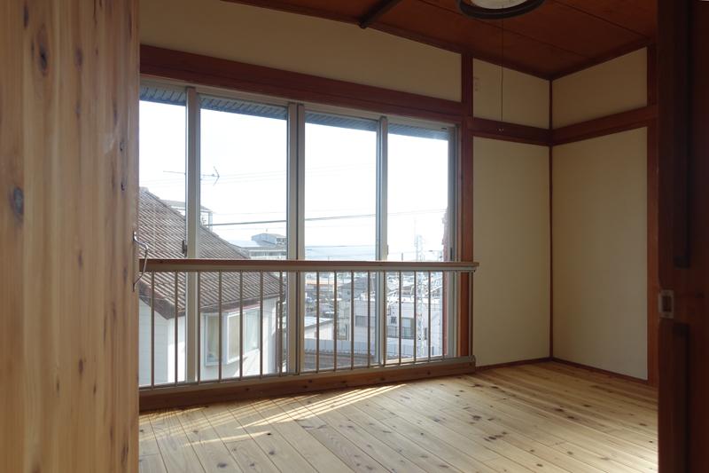 神戸市垂水区塩屋町の賃貸物件/大きな窓が広がる2階南東側洋室